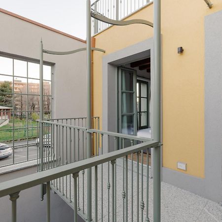 Modern Apartment In Milan With Balcony Exterior foto