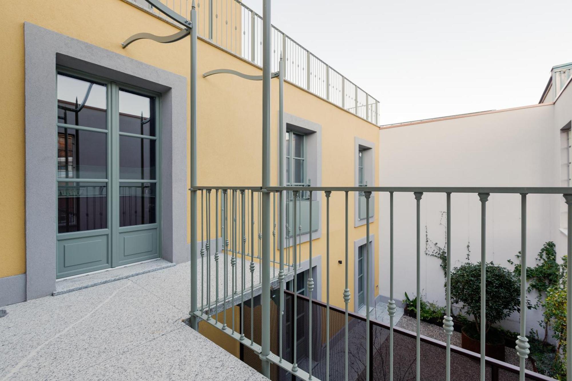 Modern Apartment In Milan With Balcony Exterior foto