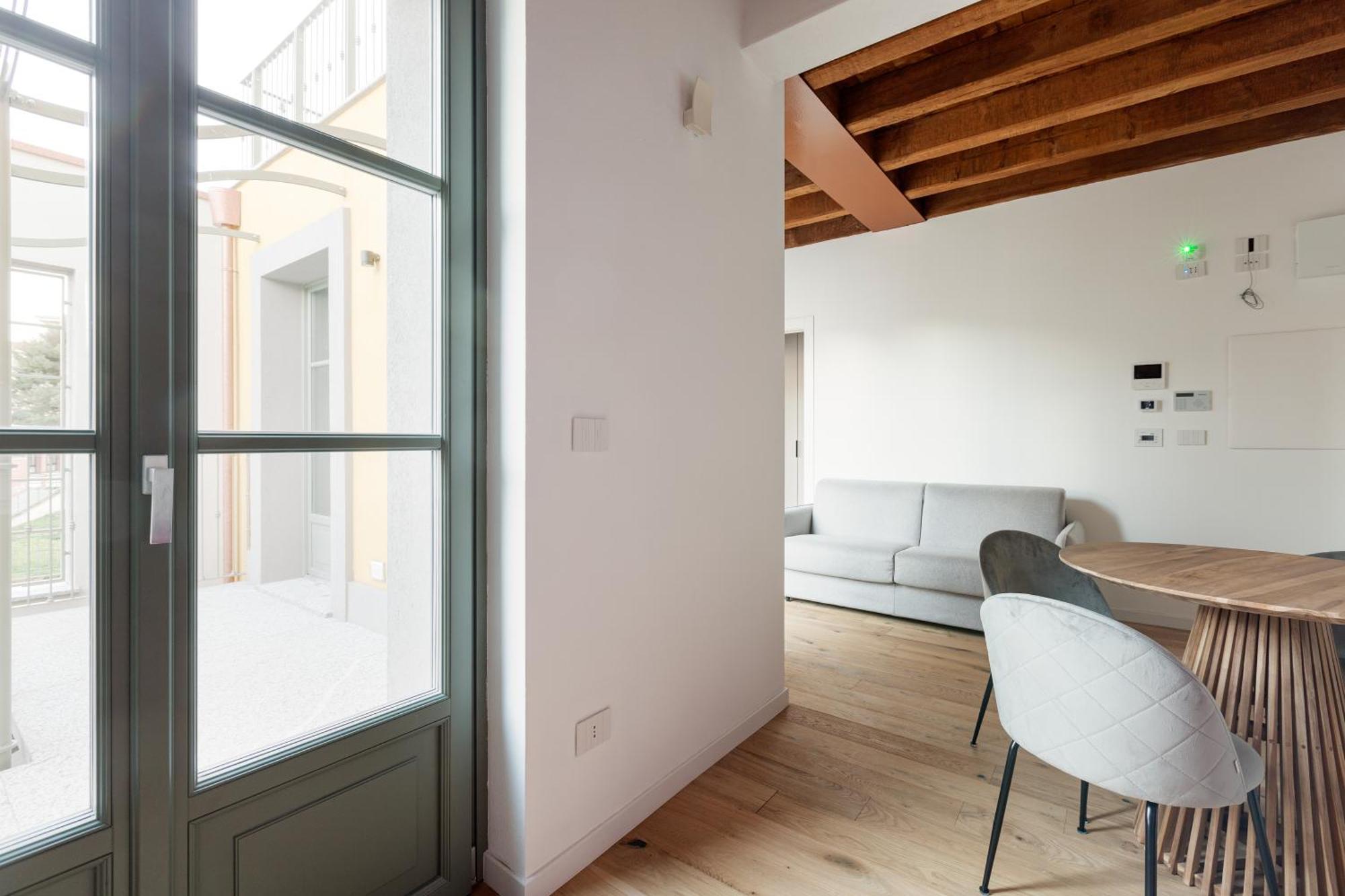 Modern Apartment In Milan With Balcony Exterior foto