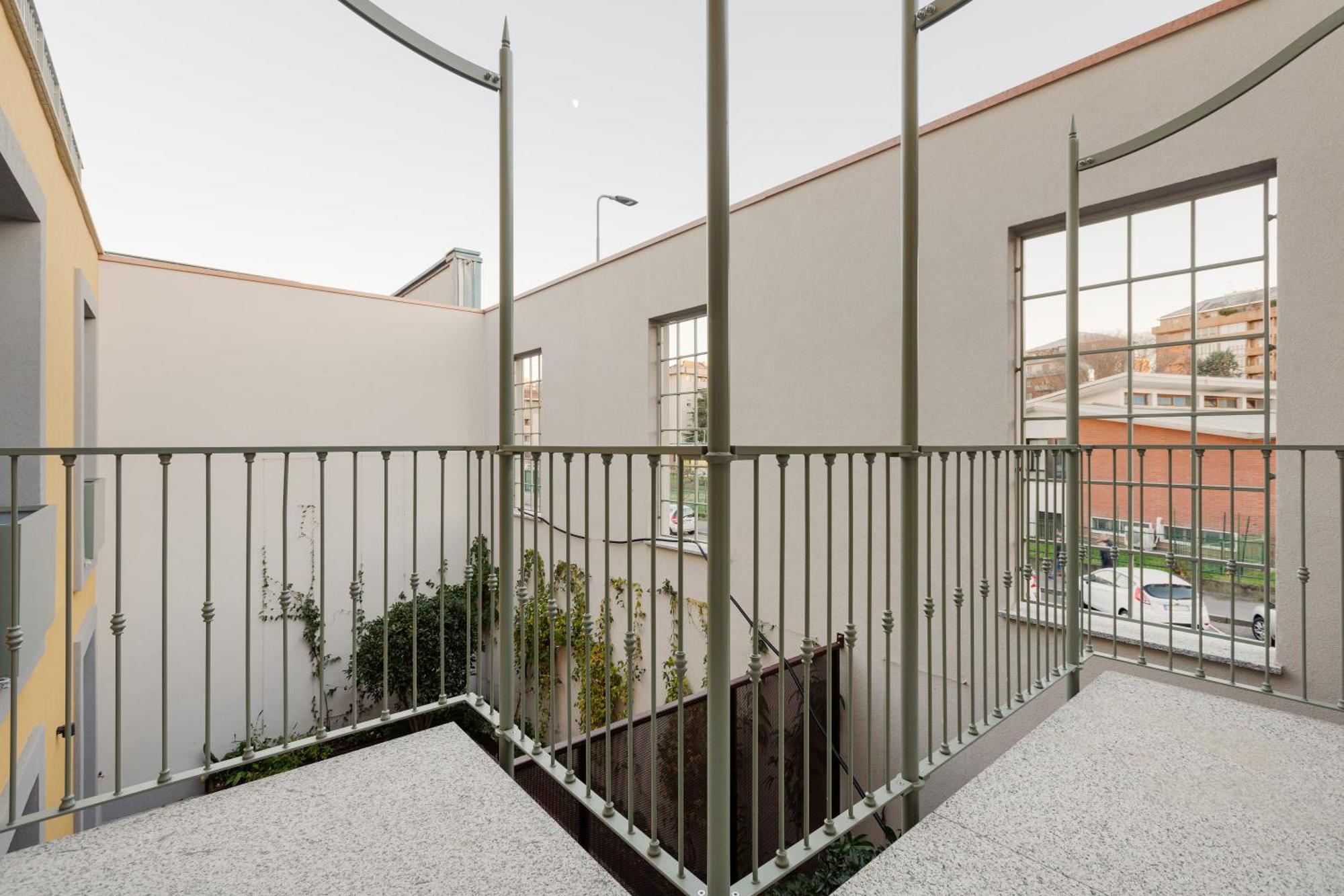 Modern Apartment In Milan With Balcony Exterior foto